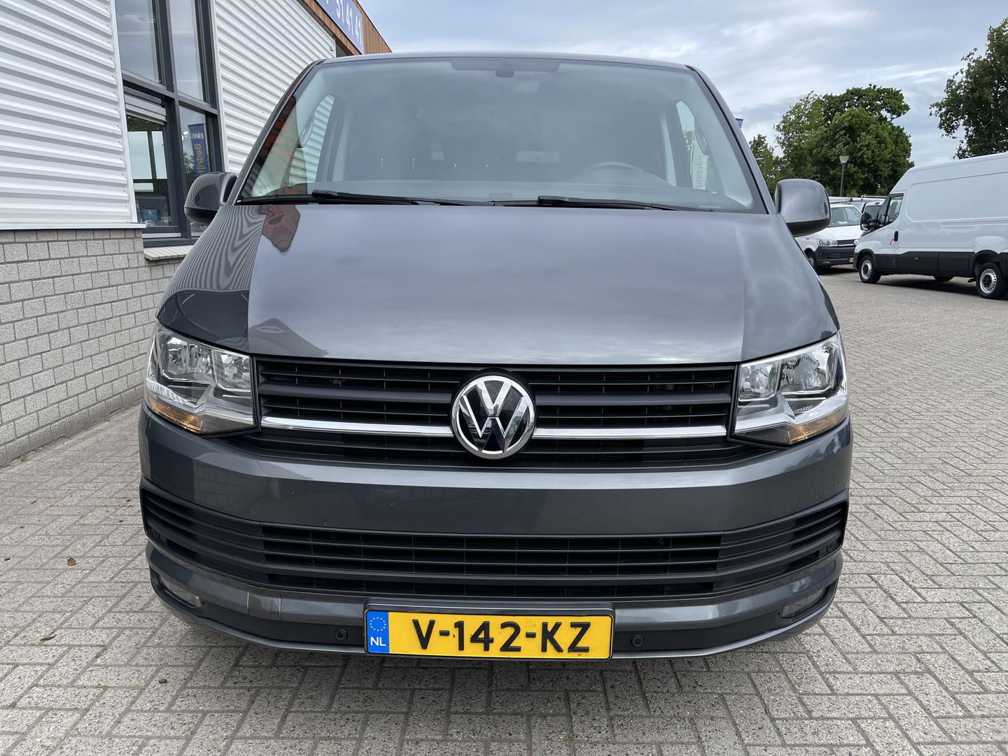 Volkswagen Transporter 2.0 TDI 150pk L2H1 Comfortline / vaste prijs rijklaar € 17.950 ex btw / lease vanaf € 302 / euro 6 diesel / bpm vrij / 20 inch wielen / trekhaak / Bott ingerichte laadruimte !