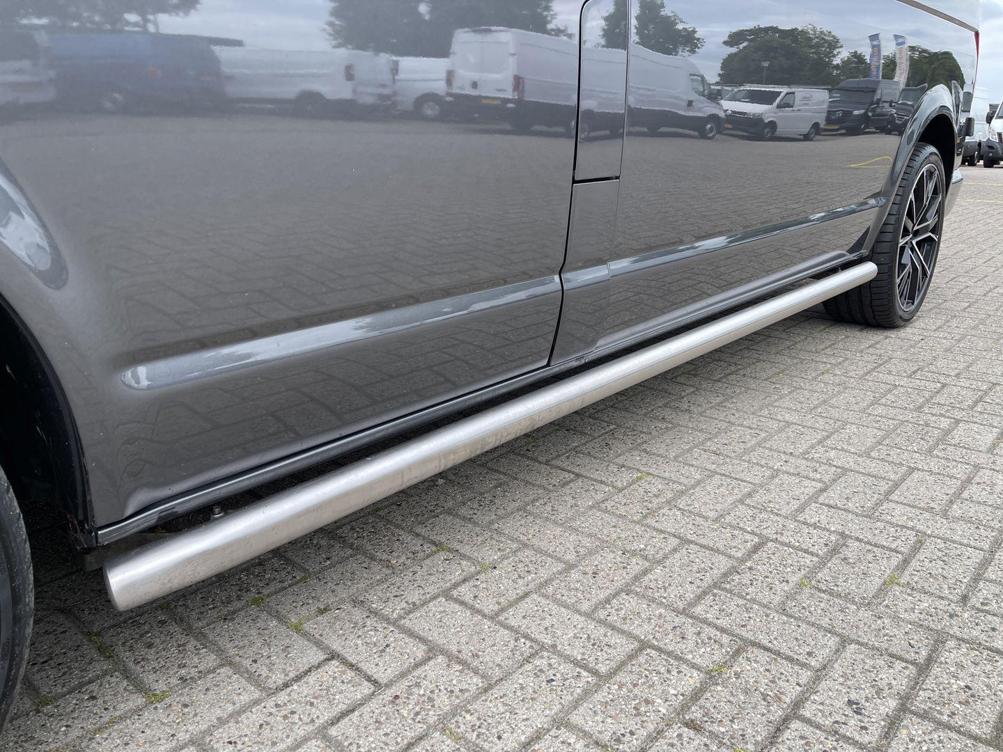 Volkswagen Transporter 2.0 TDI 150pk L2H1 Comfortline / vaste prijs rijklaar € 17.950 ex btw / lease vanaf € 302 / euro 6 diesel / bpm vrij / 20 inch wielen / trekhaak / Bott ingerichte laadruimte !