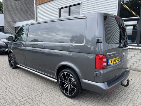 Volkswagen Transporter 2.0 TDI 150pk L2H1 Comfortline / vaste prijs rijklaar € 17.950 ex btw / lease vanaf € 302 / euro 6 diesel / bpm vrij / 20 inch wielen / trekhaak / Bott ingerichte laadruimte !