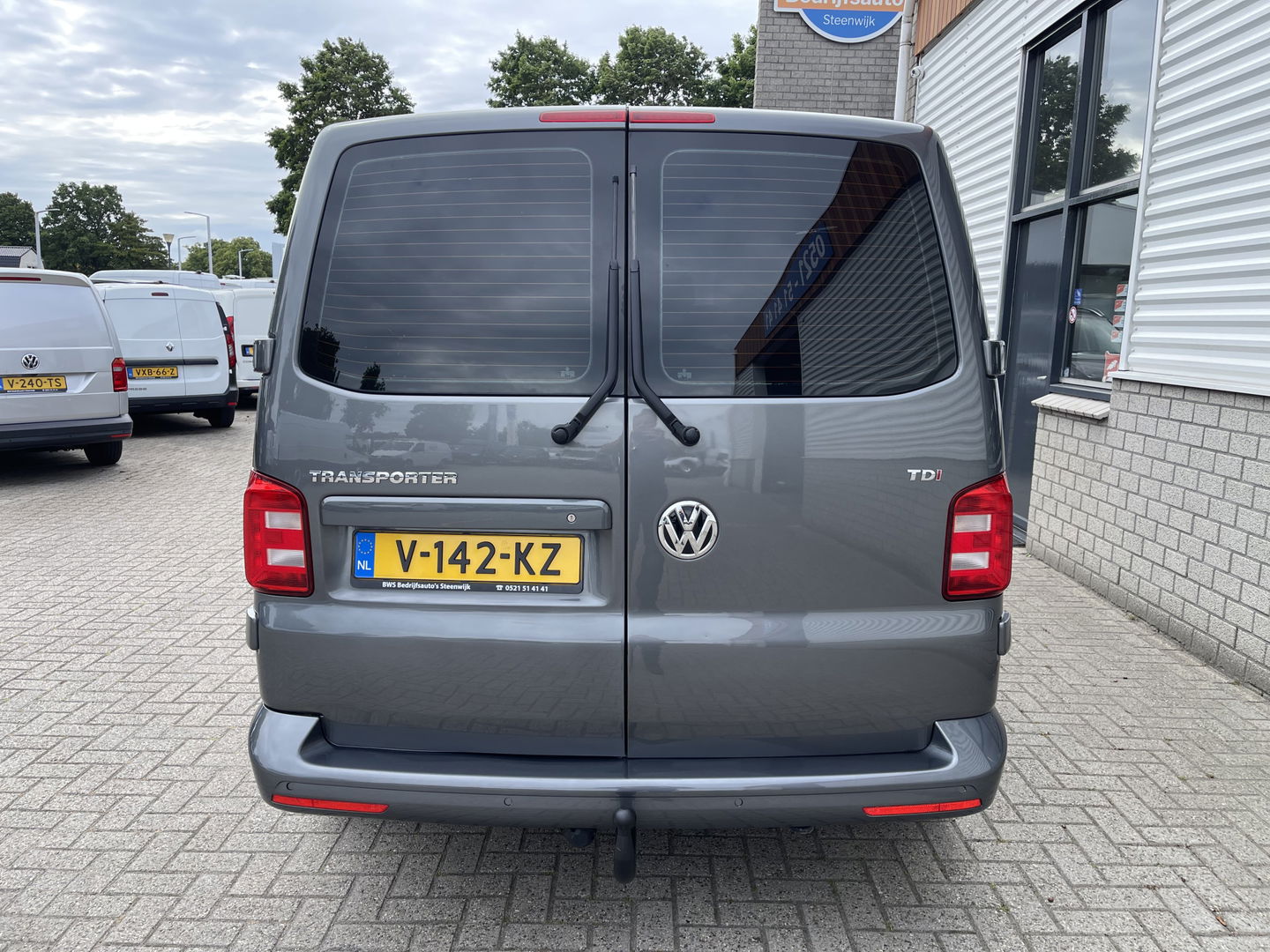 Volkswagen Transporter 2.0 TDI 150pk L2H1 Comfortline / vaste prijs rijklaar € 17.950 ex btw / lease vanaf € 302 / euro 6 diesel / bpm vrij / 20 inch wielen / trekhaak / Bott ingerichte laadruimte !