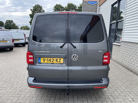Volkswagen Transporter 2.0 TDI 150pk L2H1 Comfortline / vaste prijs rijklaar € 17.950 ex btw / lease vanaf € 302 / euro 6 diesel / bpm vrij / 20 inch wielen / trekhaak / Bott ingerichte laadruimte !