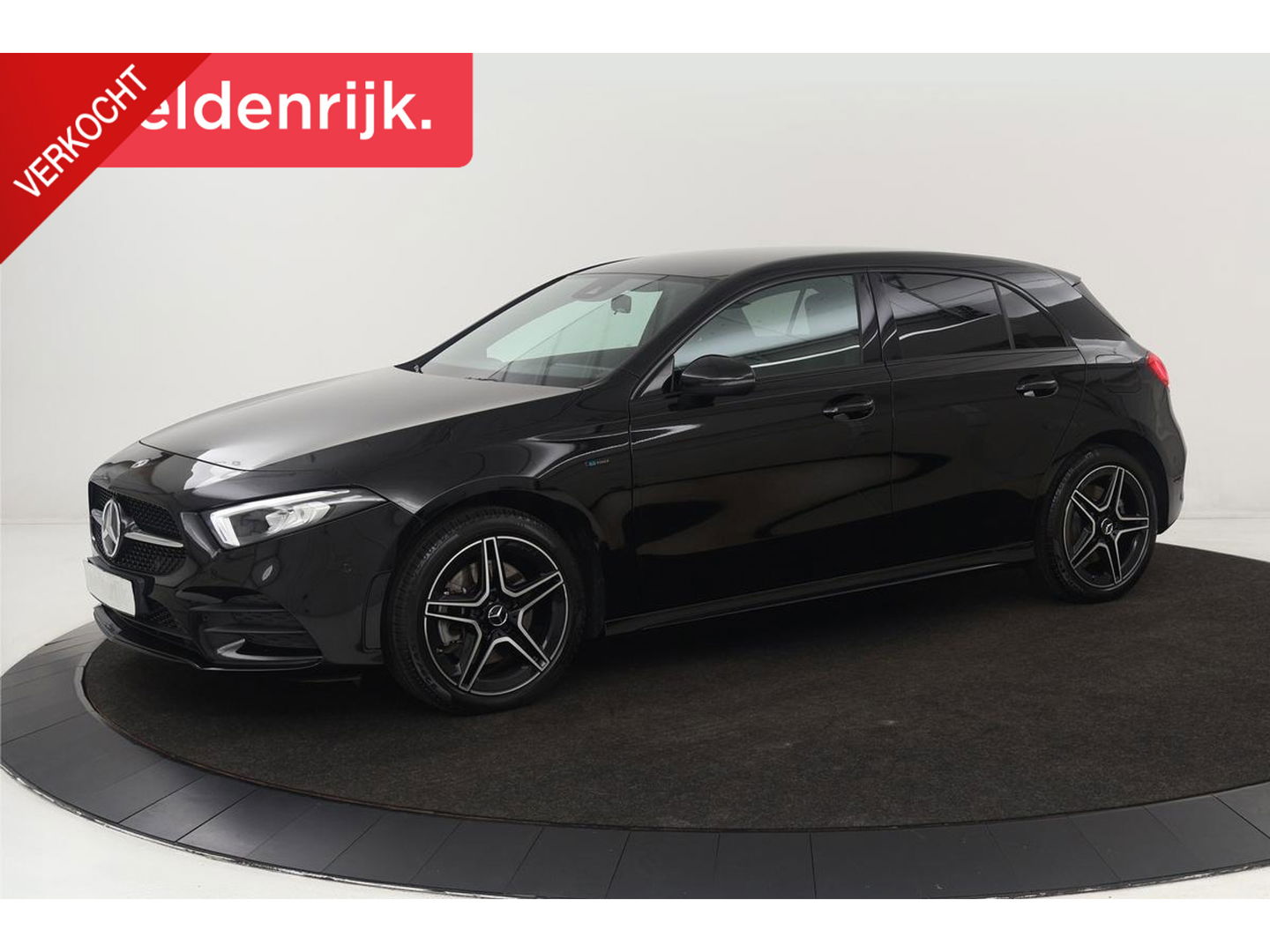 Mercedes-Benz A-Klasse 250e AMG Night | Carplay | Stoelverwarming | Full LED | Sfeerverlichting | Leder/Alcantara | Navigatie | Park Assist