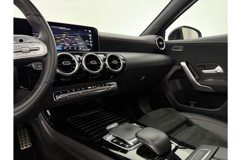Mercedes-Benz A-Klasse 200 AMG 164PK Pano LED Virtual Clima Cruise Camera Carplay Navi PDC 18"LMV