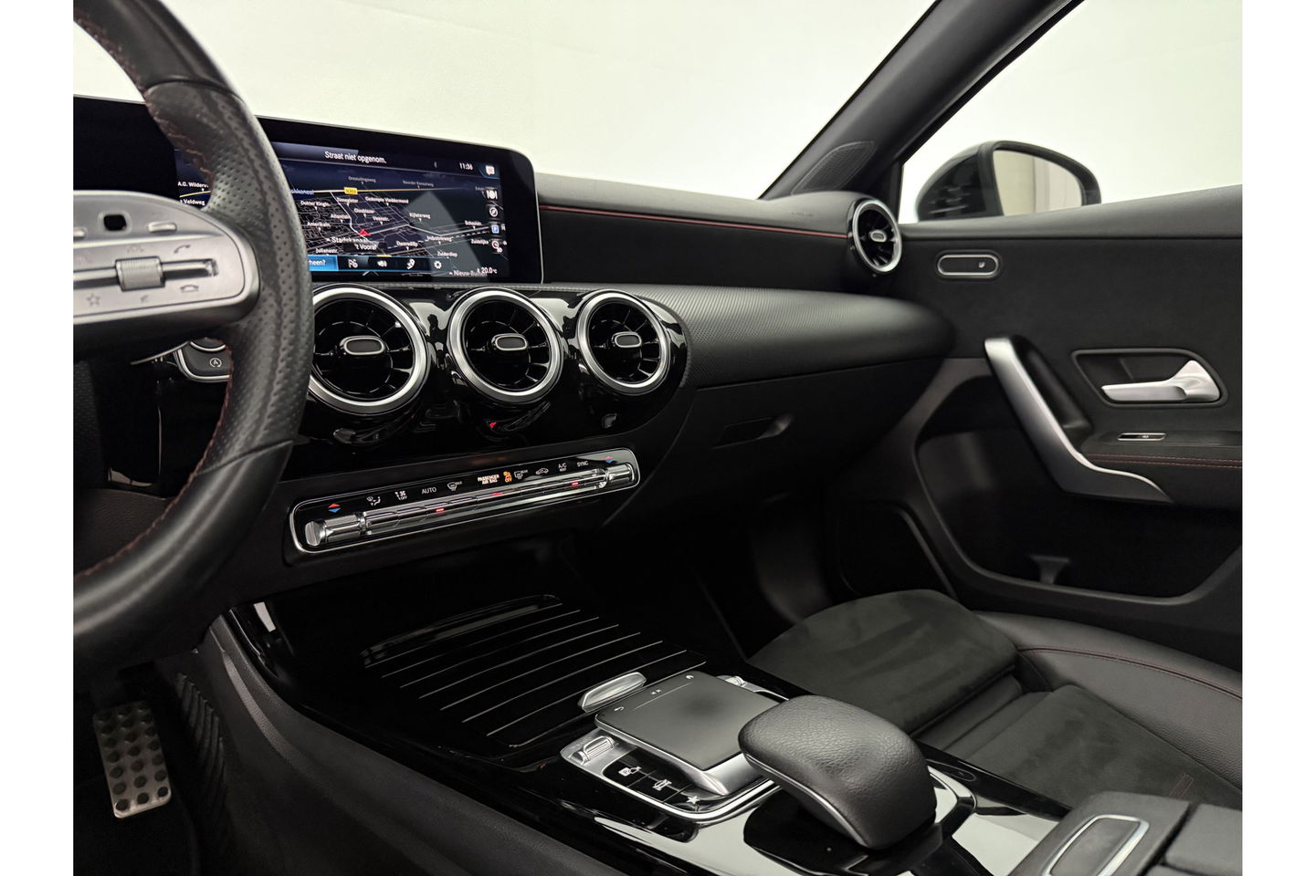 Mercedes-Benz A-Klasse 200 AMG 164PK Pano LED Virtual Clima Cruise Camera Carplay Navi PDC 18"LMV