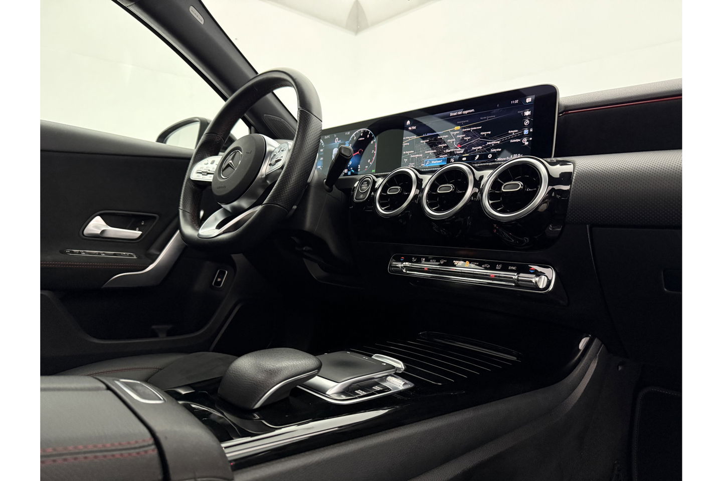Mercedes-Benz A-Klasse 200 AMG 164PK Pano LED Virtual Clima Cruise Camera Carplay Navi PDC 18"LMV