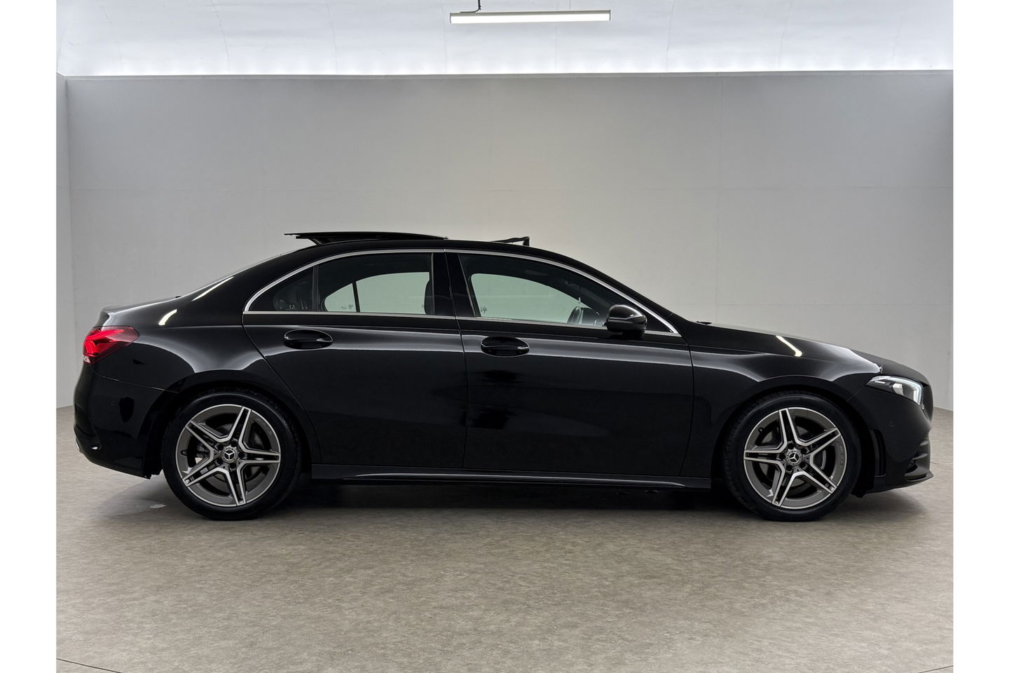 Mercedes-Benz A-Klasse 200 AMG 164PK Pano LED Virtual Clima Cruise Camera Carplay Navi PDC 18"LMV
