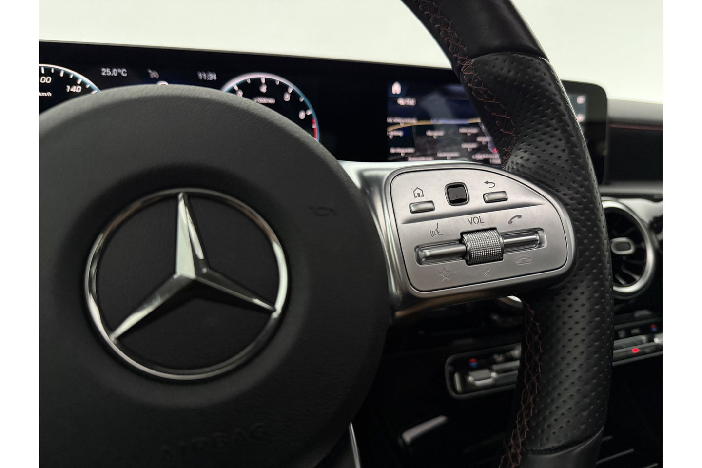 Mercedes-Benz A-Klasse 200 AMG 164PK Pano LED Virtual Clima Cruise Camera Carplay Navi PDC 18"LMV