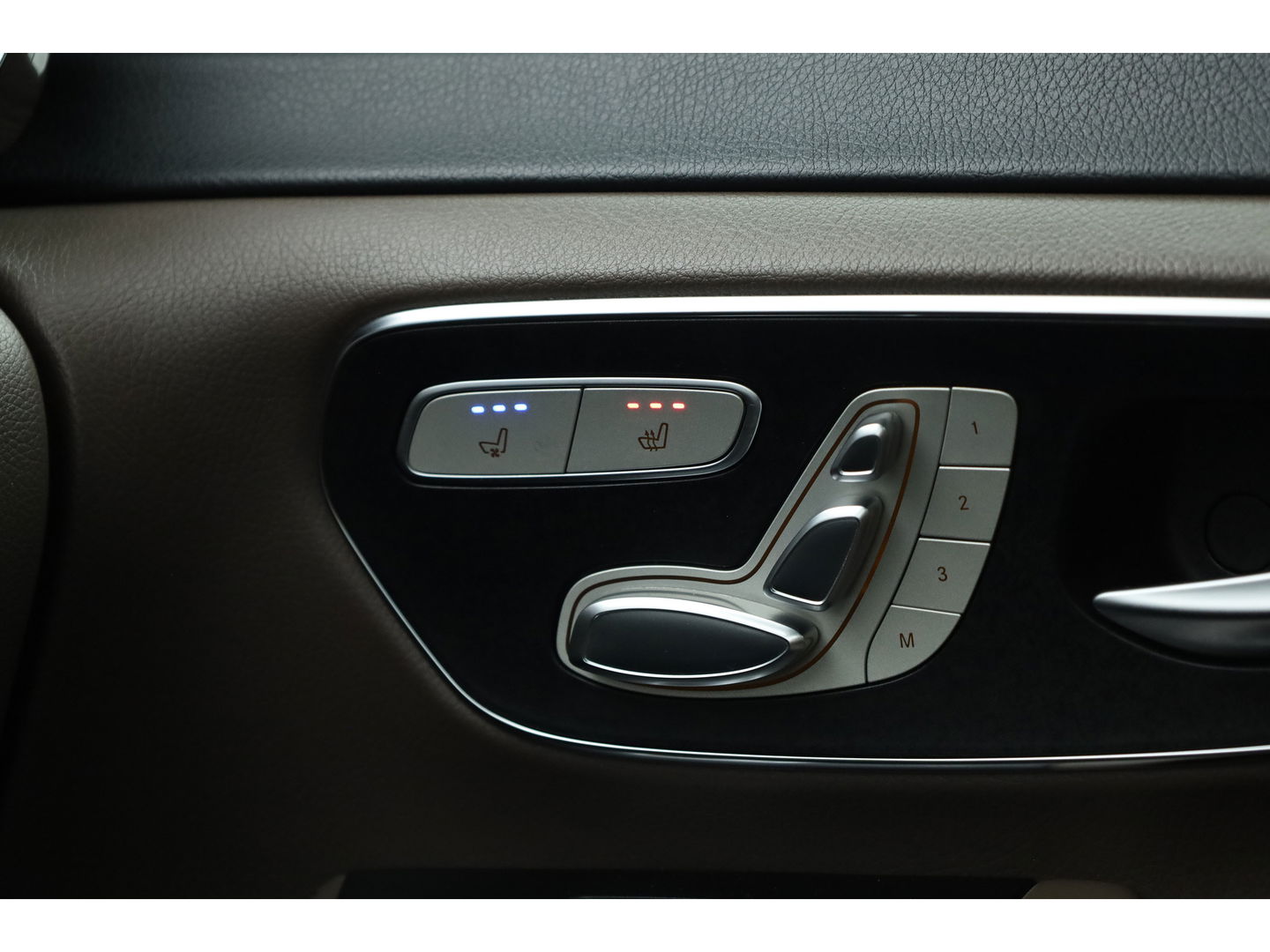 Mercedes-Benz V-Klasse 300d 4-MATIC Lang Avantgarde 7pers. | Pano | AMG Pack | Elek. schuideuren | 360cam | Stoelventi. | Burmester | Memory seats