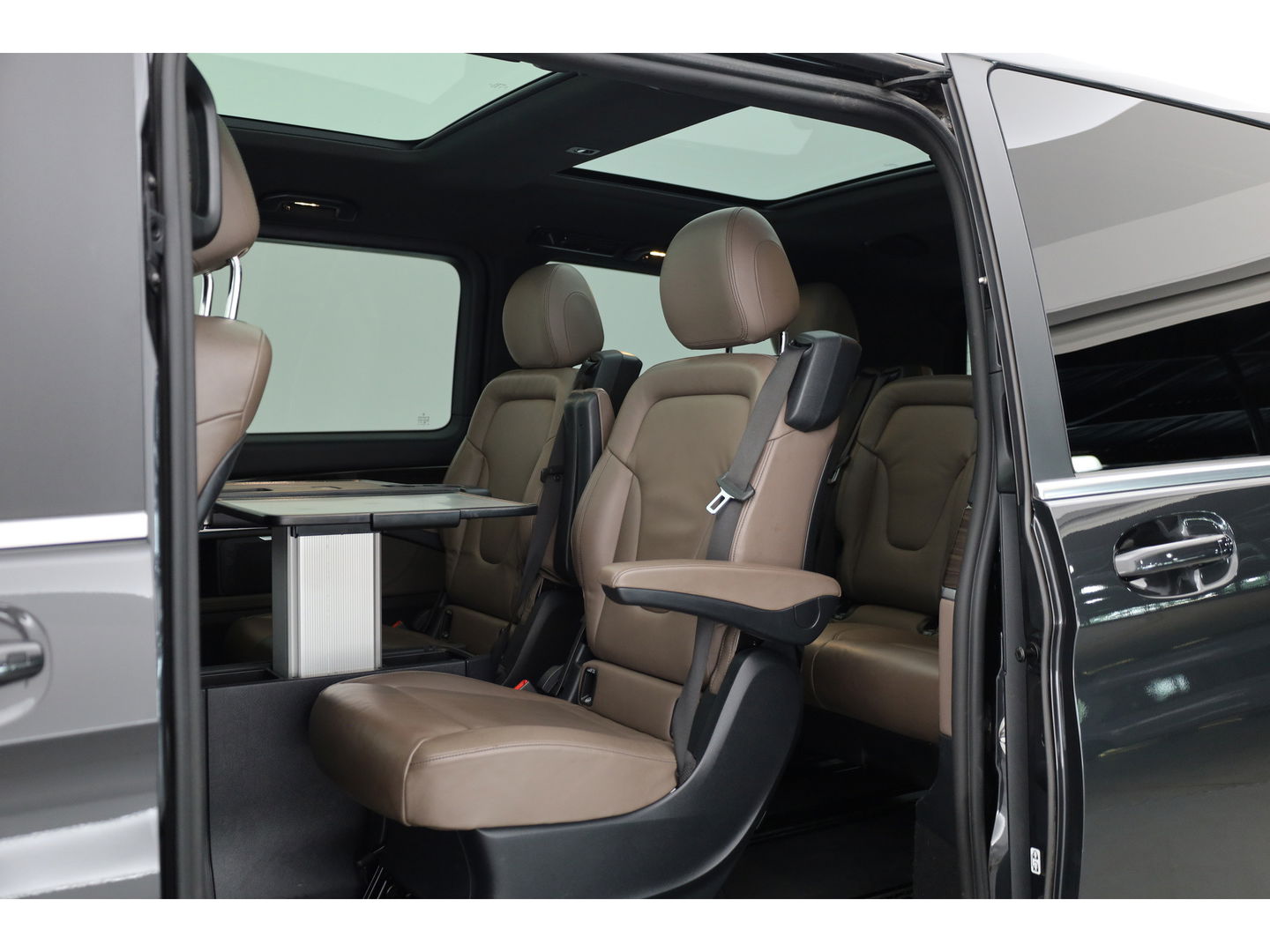 Mercedes-Benz V-Klasse 300d 4-MATIC Lang Avantgarde 7pers. | Pano | AMG Pack | Elek. schuideuren | 360cam | Stoelventi. | Burmester | Memory seats