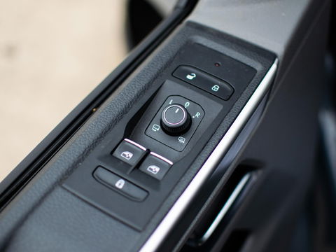Volkswagen Transporter 2.0 TDI L2H1 Bulli DC Dubbel cabine | Standkachel | Digital Cockpit | 2x Schuifdeur |LED |