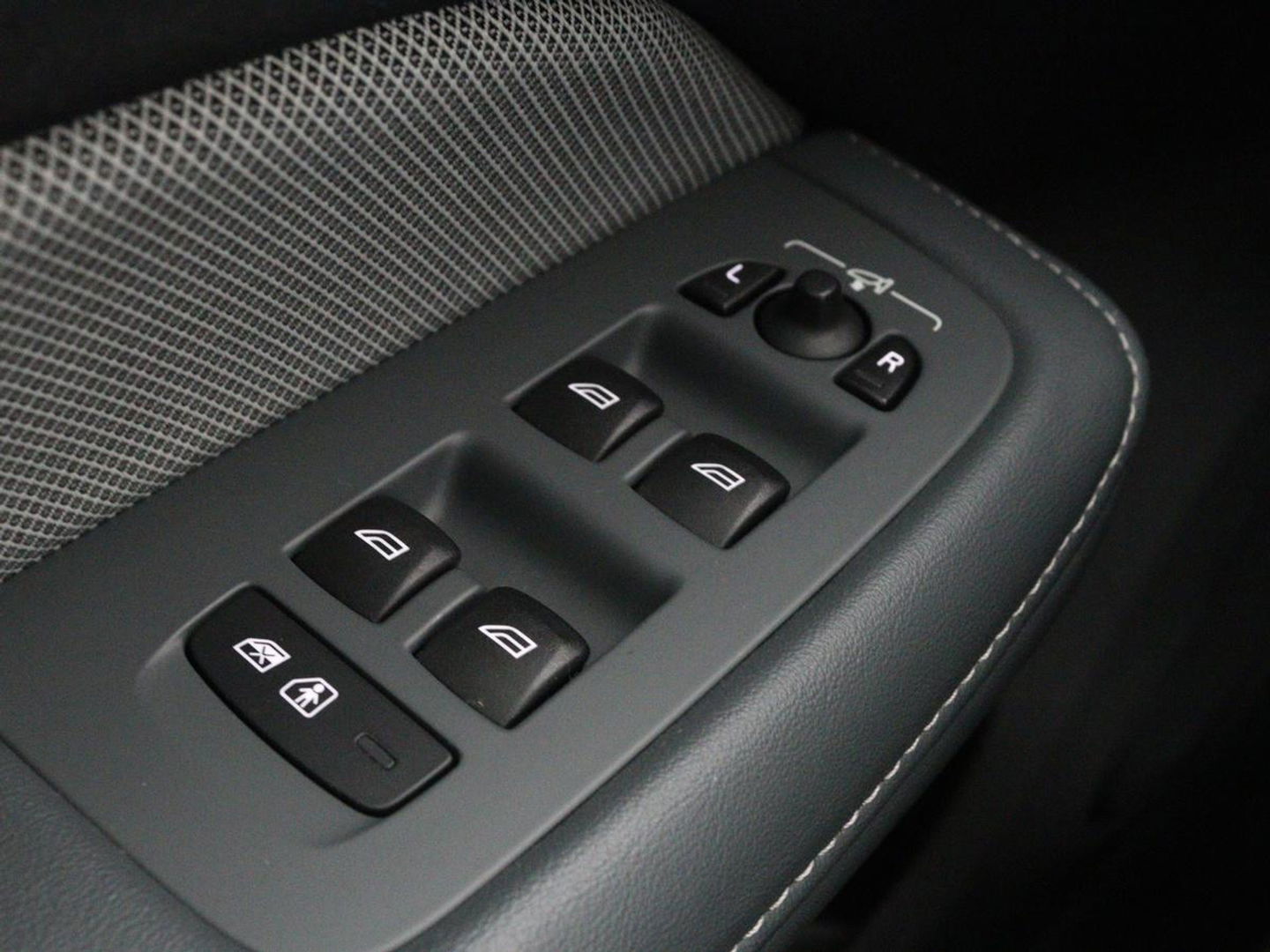 Volvo V60 2.0 T8 Recharge AWD R-Design | Trekhaak | Stoelverwarming | Camera | Harman/Kardon | Adaptive cruise | Memory | Carplay | Navigatie | 19'' lichtmetalen velgen