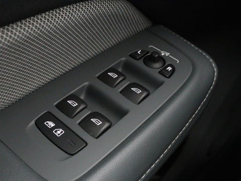 Volvo V60 2.0 T8 Recharge AWD R-Design | Trekhaak | Stoelverwarming | Camera | Harman/Kardon | Adaptive cruise | Memory | Carplay | Navigatie | 19'' lichtmetalen velgen