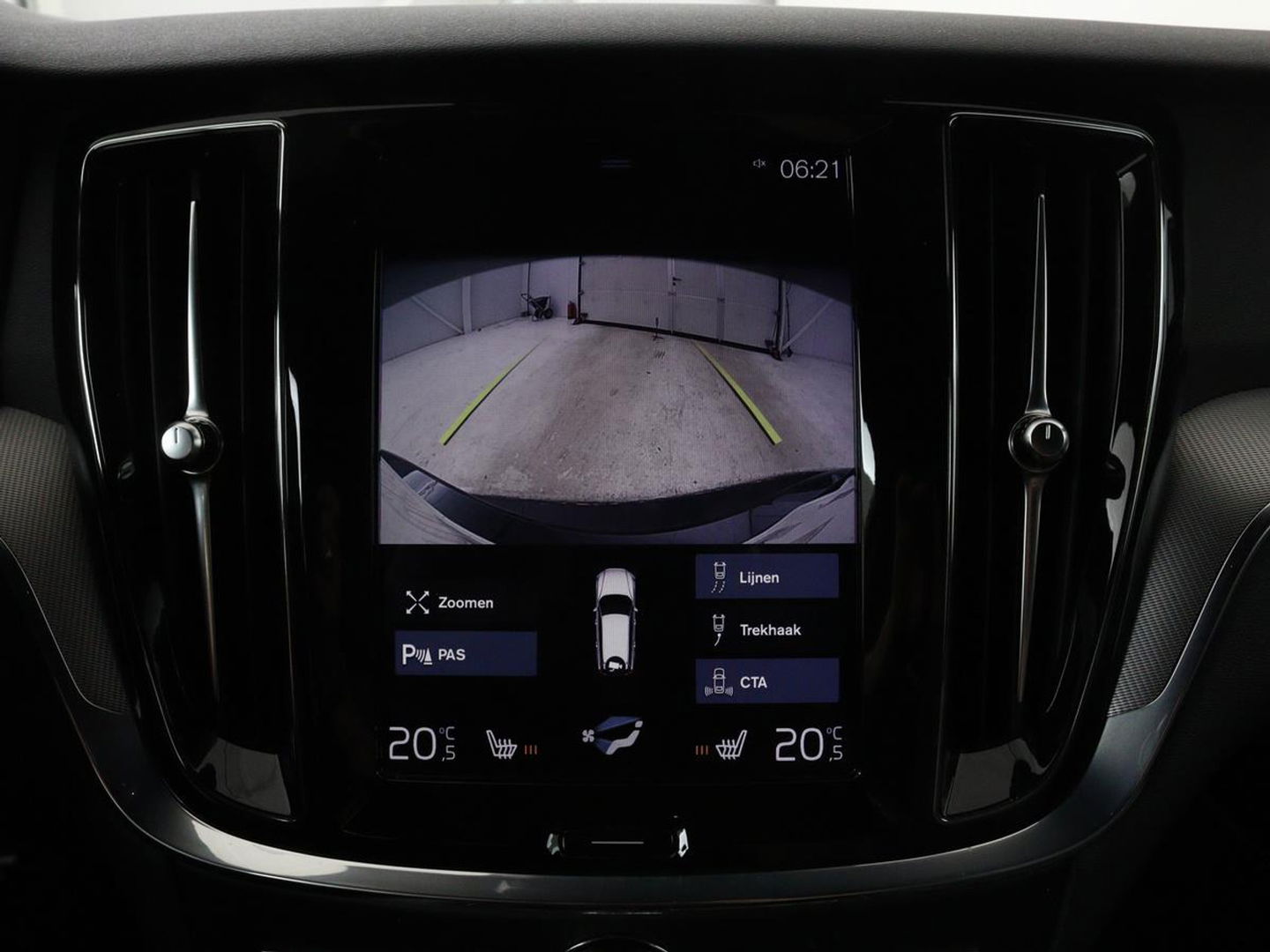 Volvo V60 2.0 T8 Recharge AWD R-Design | Trekhaak | Stoelverwarming | Camera | Harman/Kardon | Adaptive cruise | Memory | Carplay | Navigatie | 19'' lichtmetalen velgen