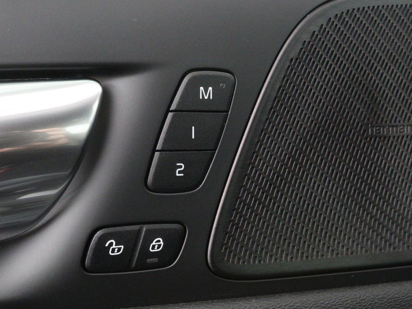 Volvo V60 2.0 T8 Recharge AWD R-Design | Trekhaak | Stoelverwarming | Camera | Harman/Kardon | Adaptive cruise | Memory | Carplay | Navigatie | 19'' lichtmetalen velgen