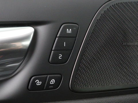 Volvo V60 2.0 T8 Recharge AWD R-Design | Trekhaak | Stoelverwarming | Camera | Harman/Kardon | Adaptive cruise | Memory | Carplay | Navigatie | 19'' lichtmetalen velgen