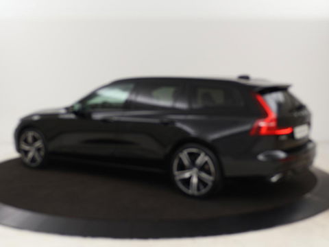 Volvo V60 2.0 T8 Recharge AWD R-Design | Trekhaak | Stoelverwarming | Camera | Harman/Kardon | Adaptive cruise | Memory | Carplay | Navigatie | 19'' lichtmetalen velgen