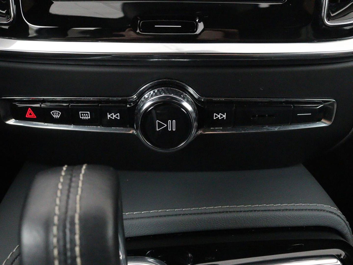 Volvo V60 2.0 T8 Recharge AWD R-Design | Trekhaak | Stoelverwarming | Camera | Harman/Kardon | Adaptive cruise | Memory | Carplay | Navigatie | 19'' lichtmetalen velgen