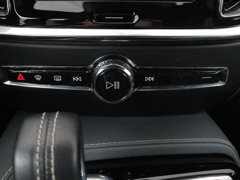 Volvo V60 2.0 T8 Recharge AWD R-Design | Trekhaak | Stoelverwarming | Camera | Harman/Kardon | Adaptive cruise | Memory | Carplay | Navigatie | 19'' lichtmetalen velgen