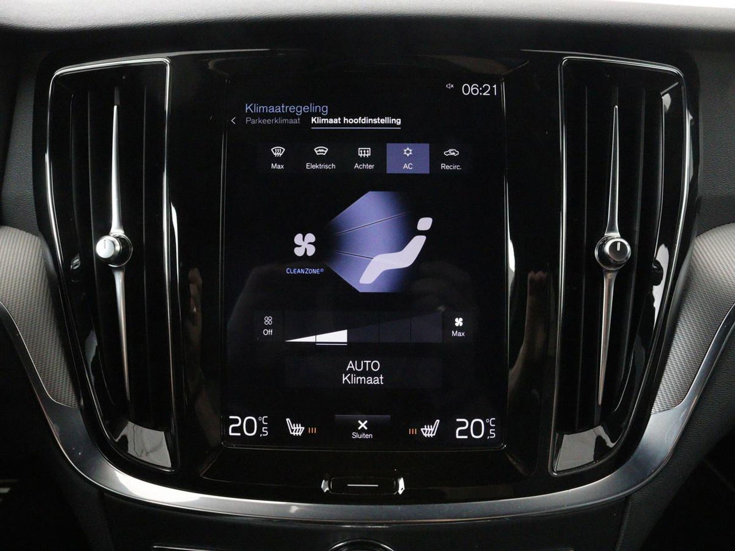 Volvo V60 2.0 T8 Recharge AWD R-Design | Trekhaak | Stoelverwarming | Camera | Harman/Kardon | Adaptive cruise | Memory | Carplay | Navigatie | 19'' lichtmetalen velgen
