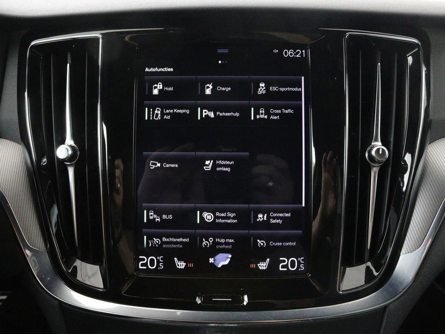 Volvo V60 2.0 T8 Recharge AWD R-Design | Trekhaak | Stoelverwarming | Camera | Harman/Kardon | Adaptive cruise | Memory | Carplay | Navigatie | 19'' lichtmetalen velgen