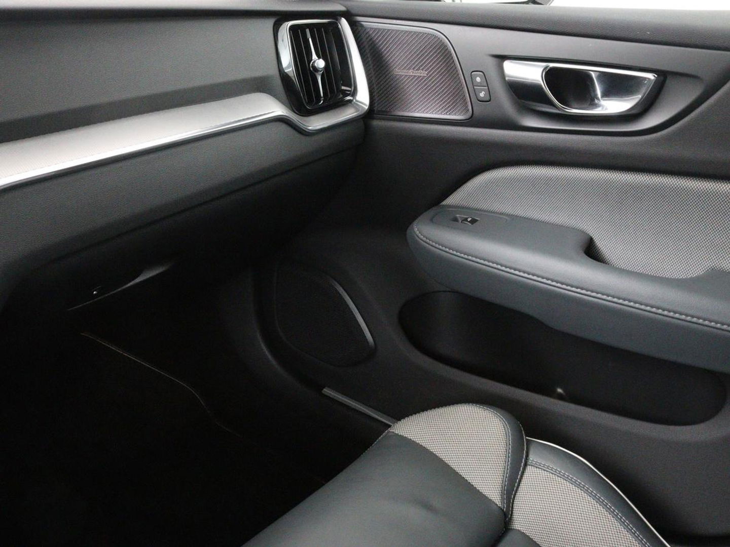 Volvo V60 2.0 T8 Recharge AWD R-Design | Trekhaak | Stoelverwarming | Camera | Harman/Kardon | Adaptive cruise | Memory | Carplay | Navigatie | 19'' lichtmetalen velgen