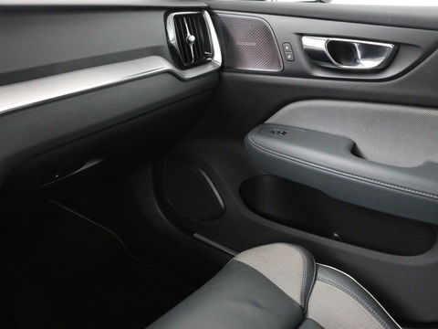 Volvo V60 2.0 T8 Recharge AWD R-Design | Trekhaak | Stoelverwarming | Camera | Harman/Kardon | Adaptive cruise | Memory | Carplay | Navigatie | 19'' lichtmetalen velgen