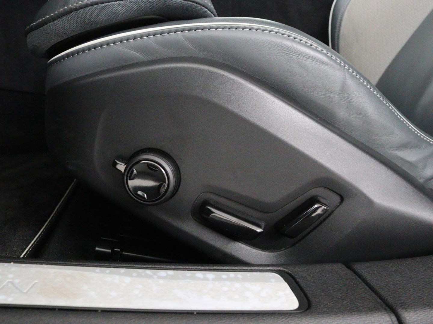 Volvo V60 2.0 T8 Recharge AWD R-Design | Trekhaak | Stoelverwarming | Camera | Harman/Kardon | Adaptive cruise | Memory | Carplay | Navigatie | 19'' lichtmetalen velgen