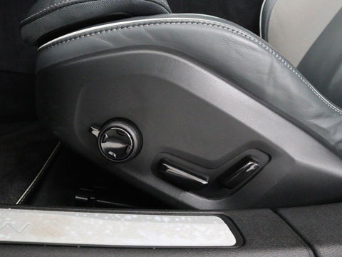 Volvo V60 2.0 T8 Recharge AWD R-Design | Trekhaak | Stoelverwarming | Camera | Harman/Kardon | Adaptive cruise | Memory | Carplay | Navigatie | 19'' lichtmetalen velgen
