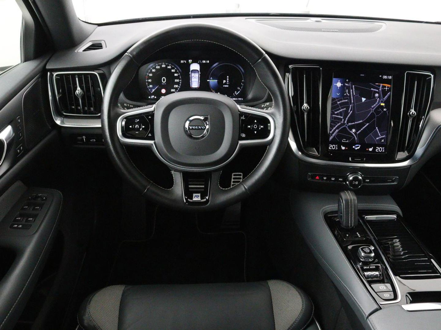 Volvo V60 2.0 T8 Recharge AWD R-Design | Trekhaak | Stoelverwarming | Camera | Harman/Kardon | Adaptive cruise | Memory | Carplay | Navigatie | 19'' lichtmetalen velgen