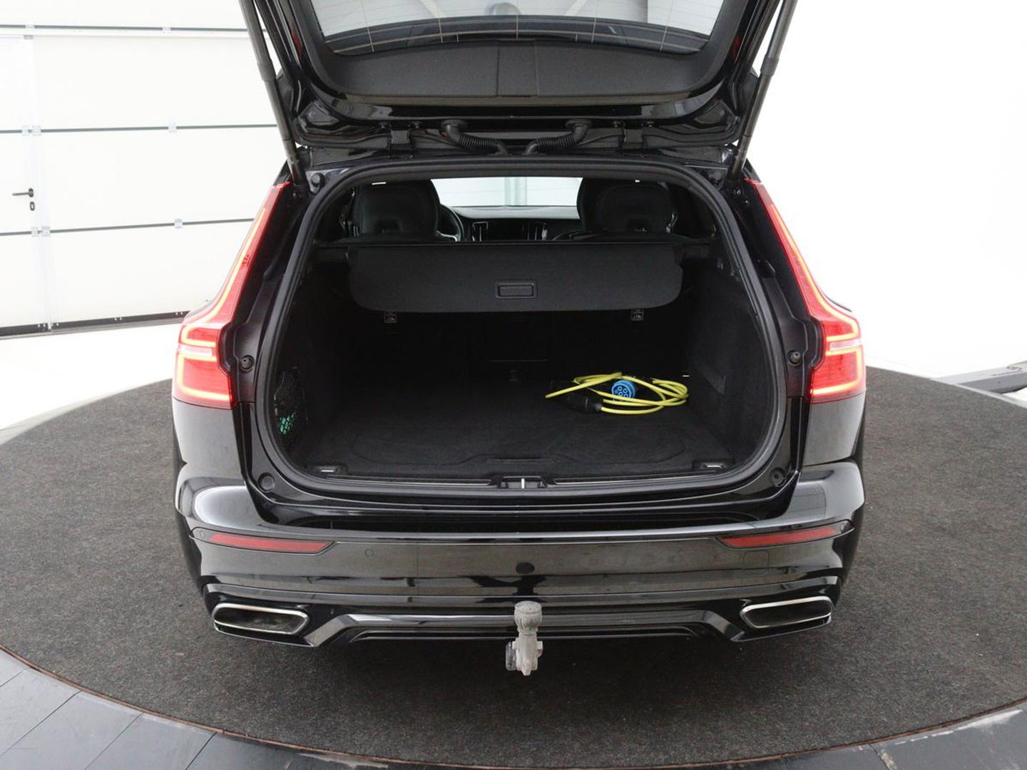 Volvo V60 2.0 T8 Recharge AWD R-Design | Trekhaak | Stoelverwarming | Camera | Harman/Kardon | Adaptive cruise | Memory | Carplay | Navigatie | 19'' lichtmetalen velgen