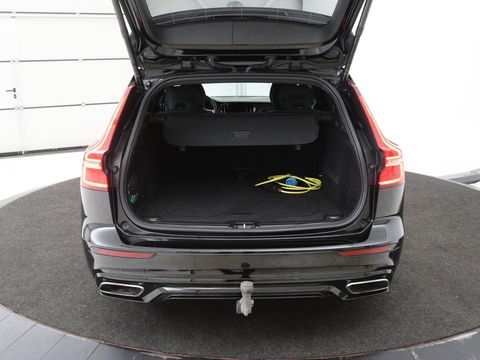 Volvo V60 2.0 T8 Recharge AWD R-Design | Trekhaak | Stoelverwarming | Camera | Harman/Kardon | Adaptive cruise | Memory | Carplay | Navigatie | 19'' lichtmetalen velgen