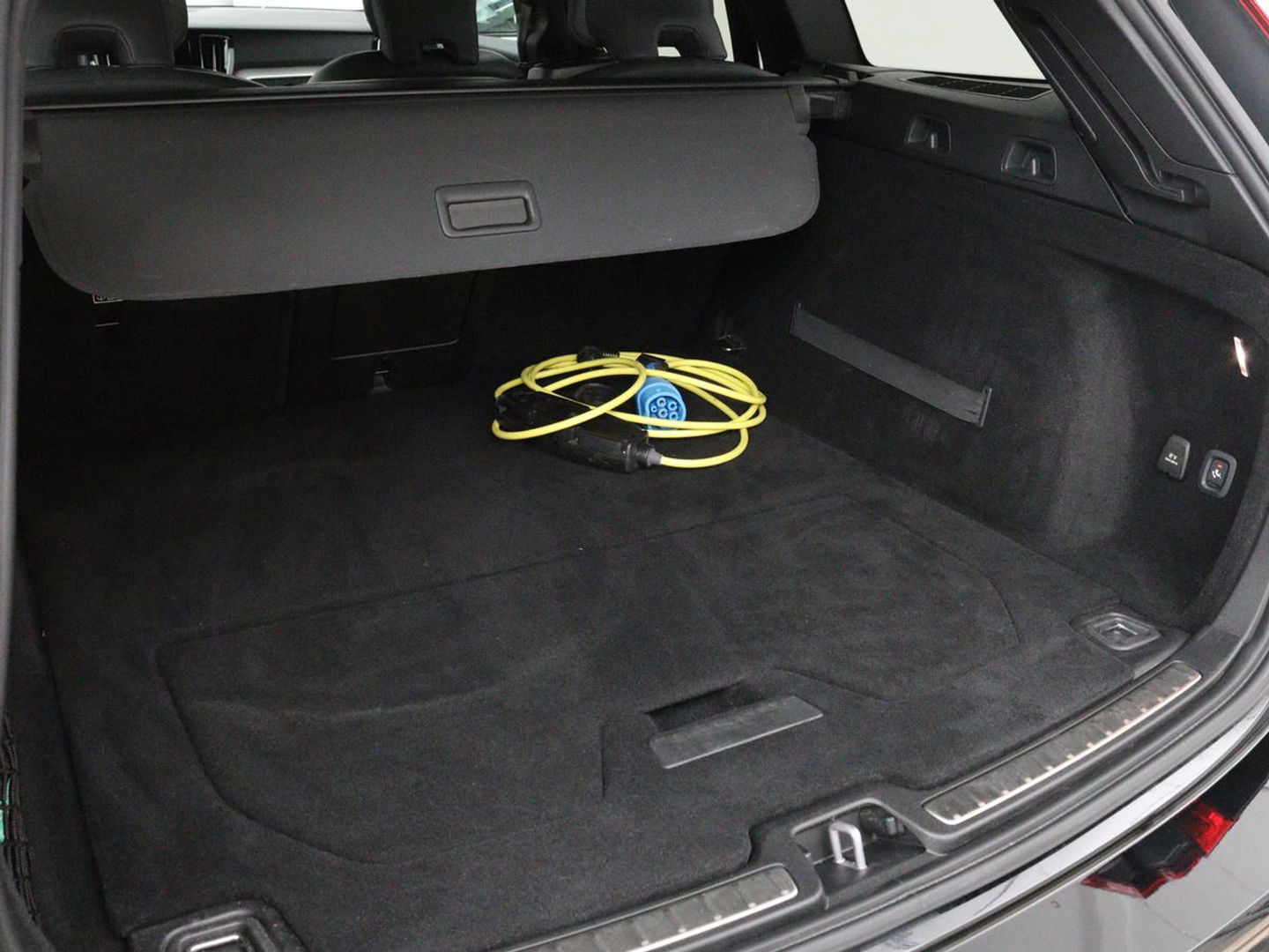 Volvo V60 2.0 T8 Recharge AWD R-Design | Trekhaak | Stoelverwarming | Camera | Harman/Kardon | Adaptive cruise | Memory | Carplay | Navigatie | 19'' lichtmetalen velgen
