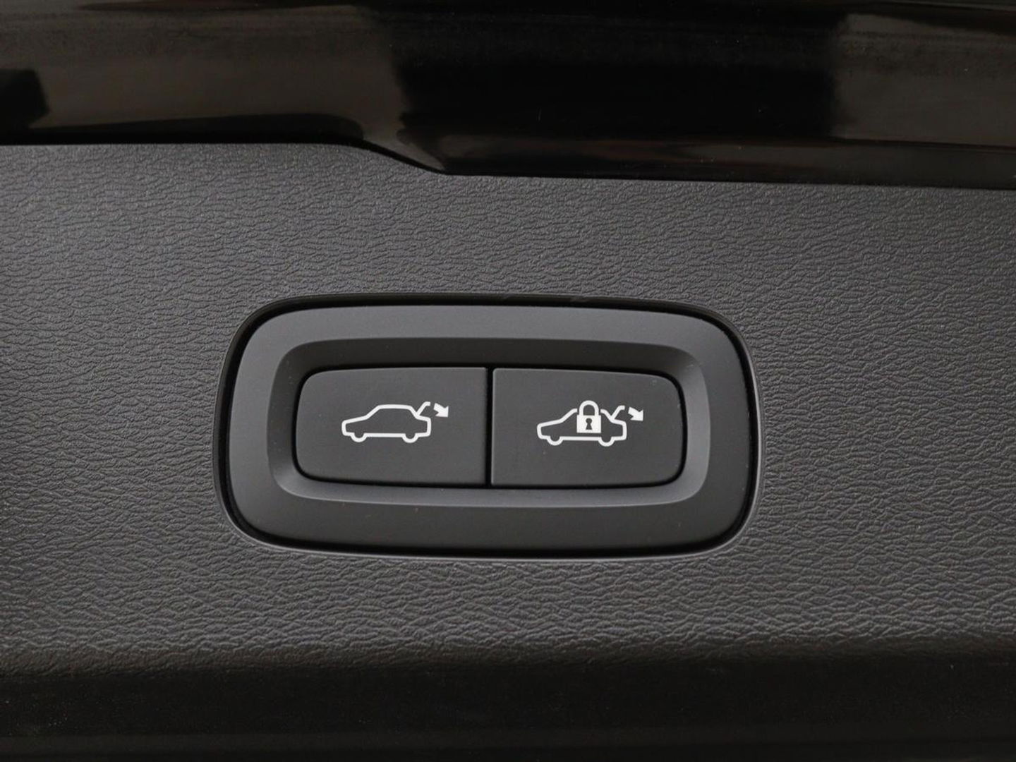 Volvo V60 2.0 T8 Recharge AWD R-Design | Trekhaak | Stoelverwarming | Camera | Harman/Kardon | Adaptive cruise | Memory | Carplay | Navigatie | 19'' lichtmetalen velgen