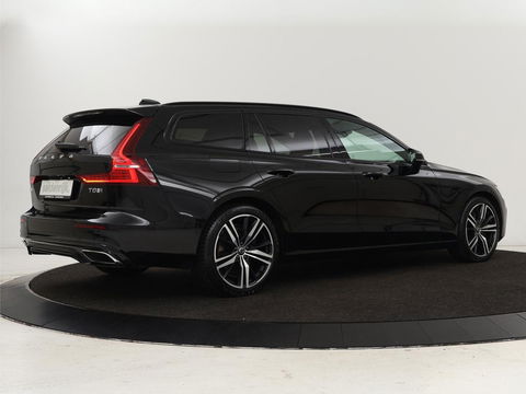 Volvo V60 2.0 T8 Recharge AWD R-Design | Trekhaak | Stoelverwarming | Camera | Harman/Kardon | Adaptive cruise | Memory | Carplay | Navigatie | 19'' lichtmetalen velgen