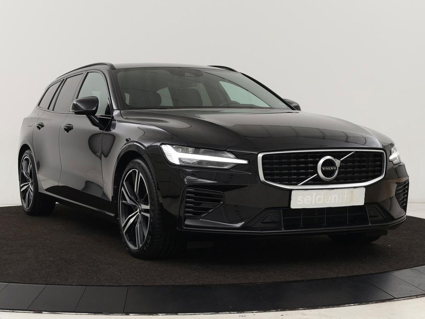 Volvo V60 2.0 T8 Recharge AWD R-Design | Trekhaak | Stoelverwarming | Camera | Harman/Kardon | Adaptive cruise | Memory | Carplay | Navigatie | 19'' lichtmetalen velgen