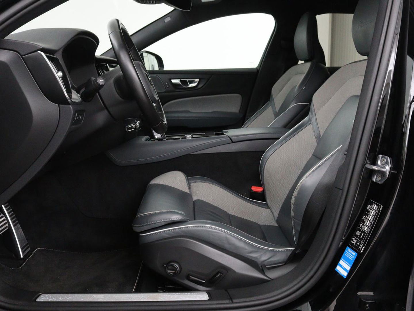 Volvo V60 2.0 T8 Recharge AWD R-Design | Trekhaak | Stoelverwarming | Camera | Harman/Kardon | Adaptive cruise | Memory | Carplay | Navigatie | 19'' lichtmetalen velgen