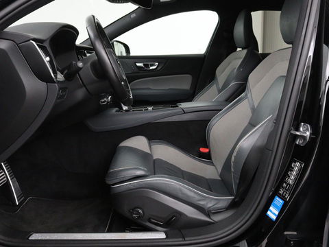 Volvo V60 2.0 T8 Recharge AWD R-Design | Trekhaak | Stoelverwarming | Camera | Harman/Kardon | Adaptive cruise | Memory | Carplay | Navigatie | 19'' lichtmetalen velgen