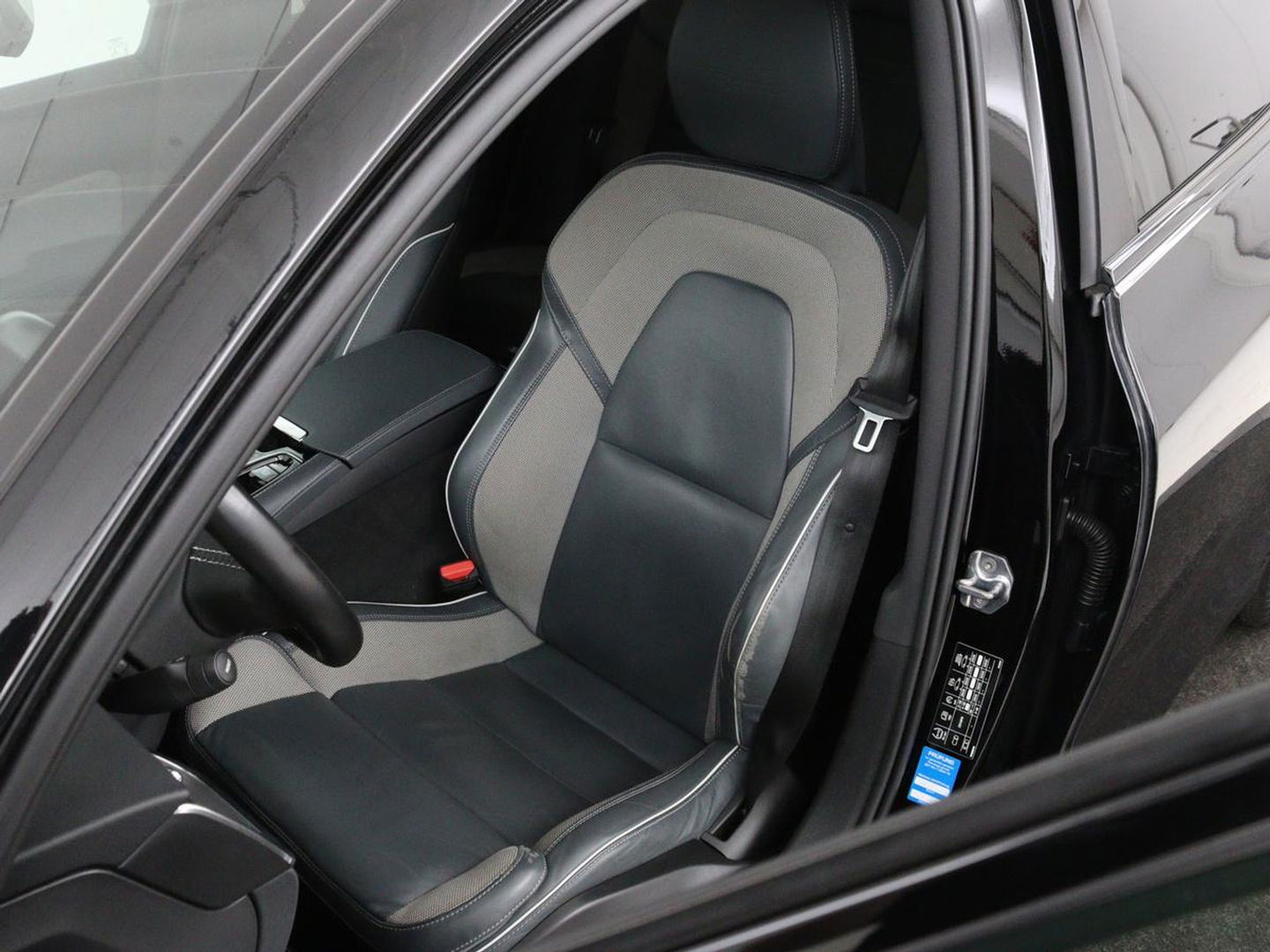Volvo V60 2.0 T8 Recharge AWD R-Design | Trekhaak | Stoelverwarming | Camera | Harman/Kardon | Adaptive cruise | Memory | Carplay | Navigatie | 19'' lichtmetalen velgen