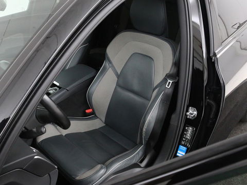 Volvo V60 2.0 T8 Recharge AWD R-Design | Trekhaak | Stoelverwarming | Camera | Harman/Kardon | Adaptive cruise | Memory | Carplay | Navigatie | 19'' lichtmetalen velgen