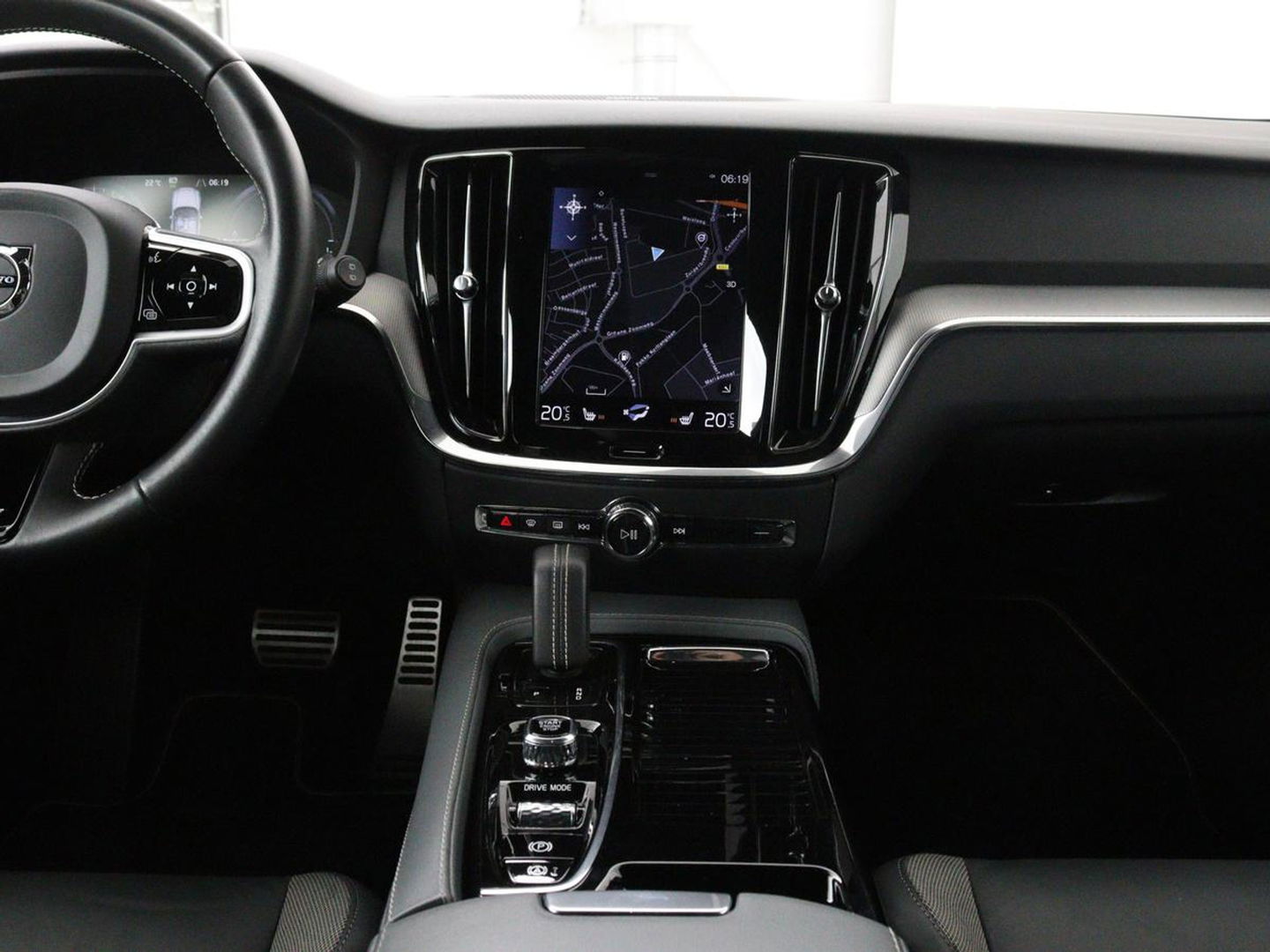 Volvo V60 2.0 T8 Recharge AWD R-Design | Trekhaak | Stoelverwarming | Camera | Harman/Kardon | Adaptive cruise | Memory | Carplay | Navigatie | 19'' lichtmetalen velgen