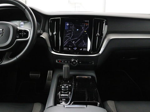 Volvo V60 2.0 T8 Recharge AWD R-Design | Trekhaak | Stoelverwarming | Camera | Harman/Kardon | Adaptive cruise | Memory | Carplay | Navigatie | 19'' lichtmetalen velgen