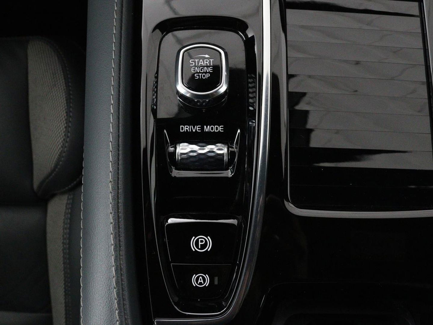Volvo V60 2.0 T8 Recharge AWD R-Design | Trekhaak | Stoelverwarming | Camera | Harman/Kardon | Adaptive cruise | Memory | Carplay | Navigatie | 19'' lichtmetalen velgen
