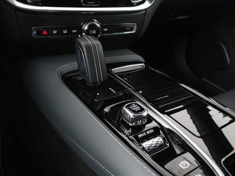 Volvo V60 2.0 T8 Recharge AWD R-Design | Trekhaak | Stoelverwarming | Camera | Harman/Kardon | Adaptive cruise | Memory | Carplay | Navigatie | 19'' lichtmetalen velgen