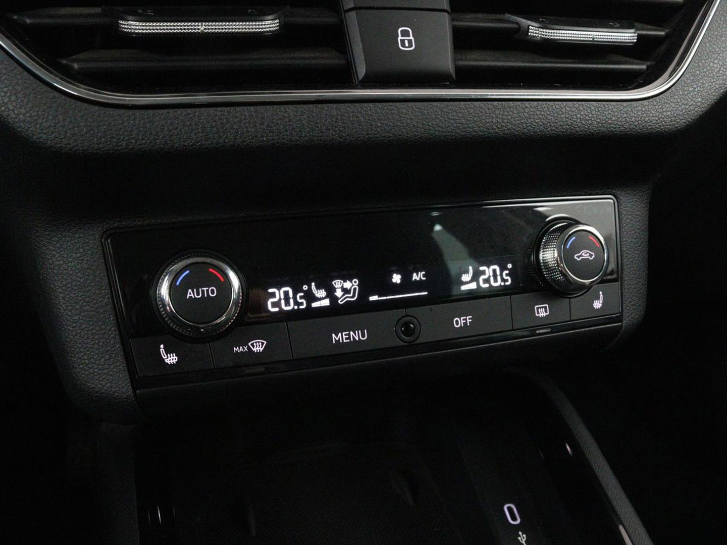 Škoda Kamiq 1.5 TSI Business Edtion | Stoelverwarming | Camera | Trekhaak | Carplay | Keyless | Full LED | Virtual Cockpit | Navigatie | Climate control | Parkeerhulp | Cruise control