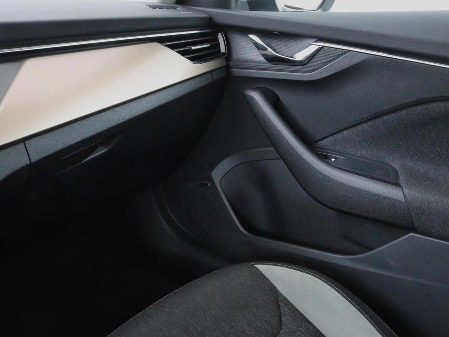 Škoda Kamiq 1.5 TSI Business Edtion | Stoelverwarming | Camera | Trekhaak | Carplay | Keyless | Full LED | Virtual Cockpit | Navigatie | Climate control | Parkeerhulp | Cruise control