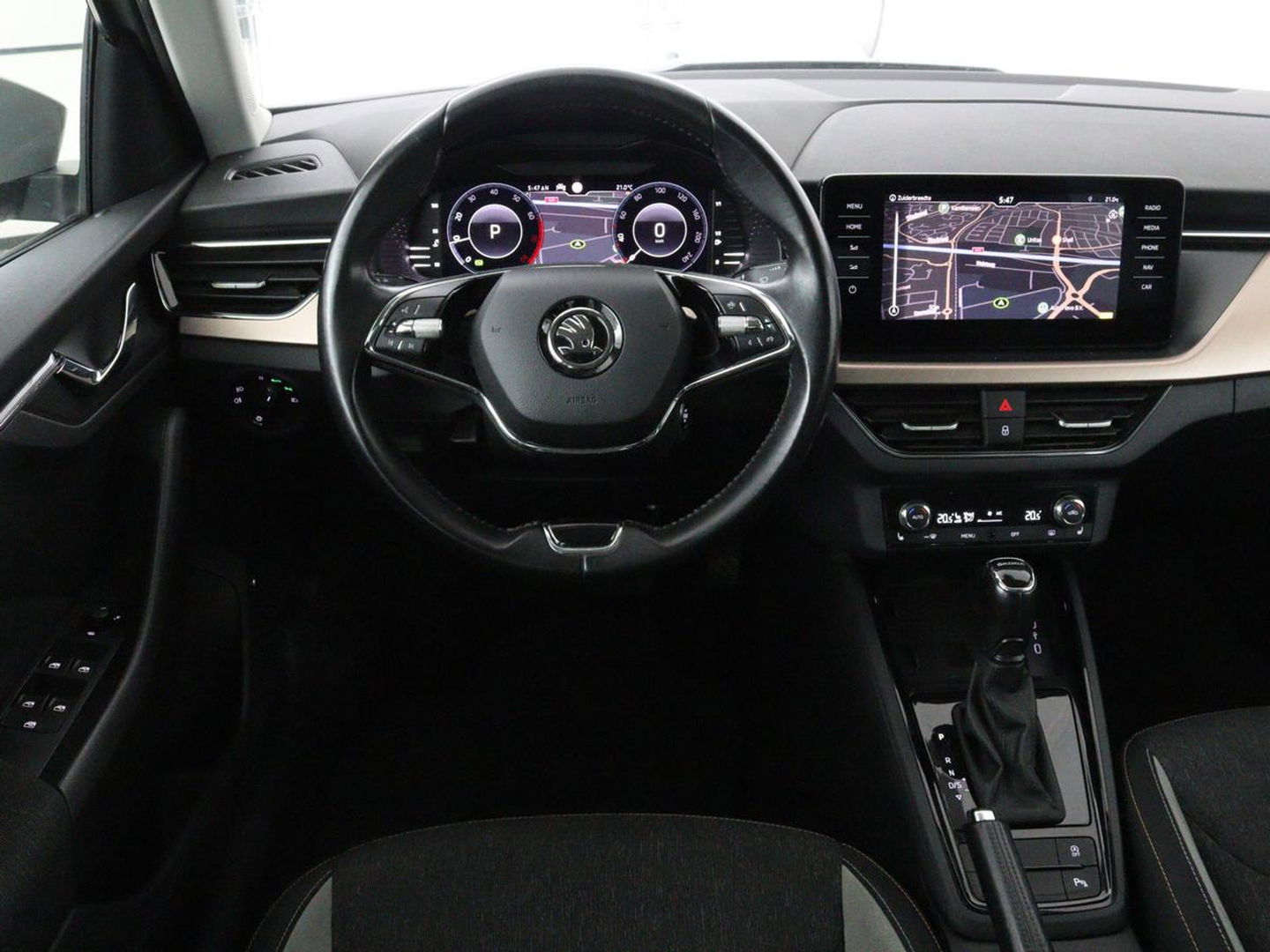 Škoda Kamiq 1.5 TSI Business Edtion | Stoelverwarming | Camera | Trekhaak | Carplay | Keyless | Full LED | Virtual Cockpit | Navigatie | Climate control | Parkeerhulp | Cruise control