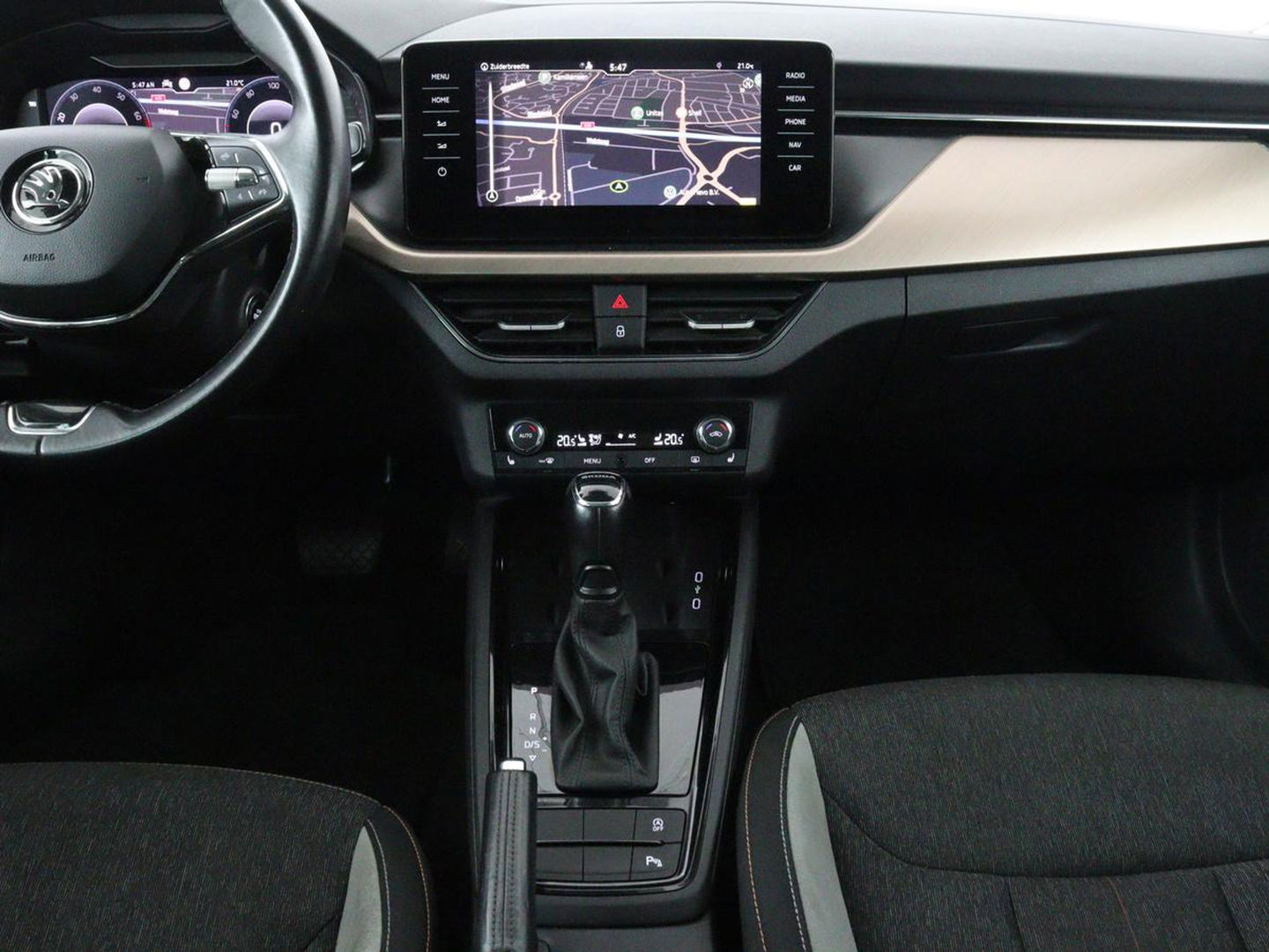 Škoda Kamiq 1.5 TSI Business Edtion | Stoelverwarming | Camera | Trekhaak | Carplay | Keyless | Full LED | Virtual Cockpit | Navigatie | Climate control | Parkeerhulp | Cruise control