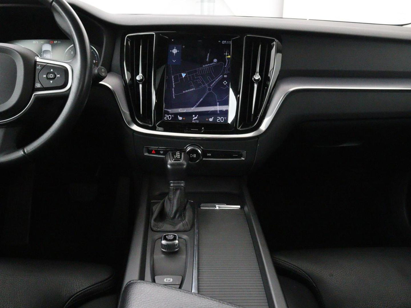 Volvo V60 2.0 D4 Momentum | 1e eigenaar | Panoramadak | Leder | Trekhaak | Stoelverwarming | Carplay | Navigatie | Full LED