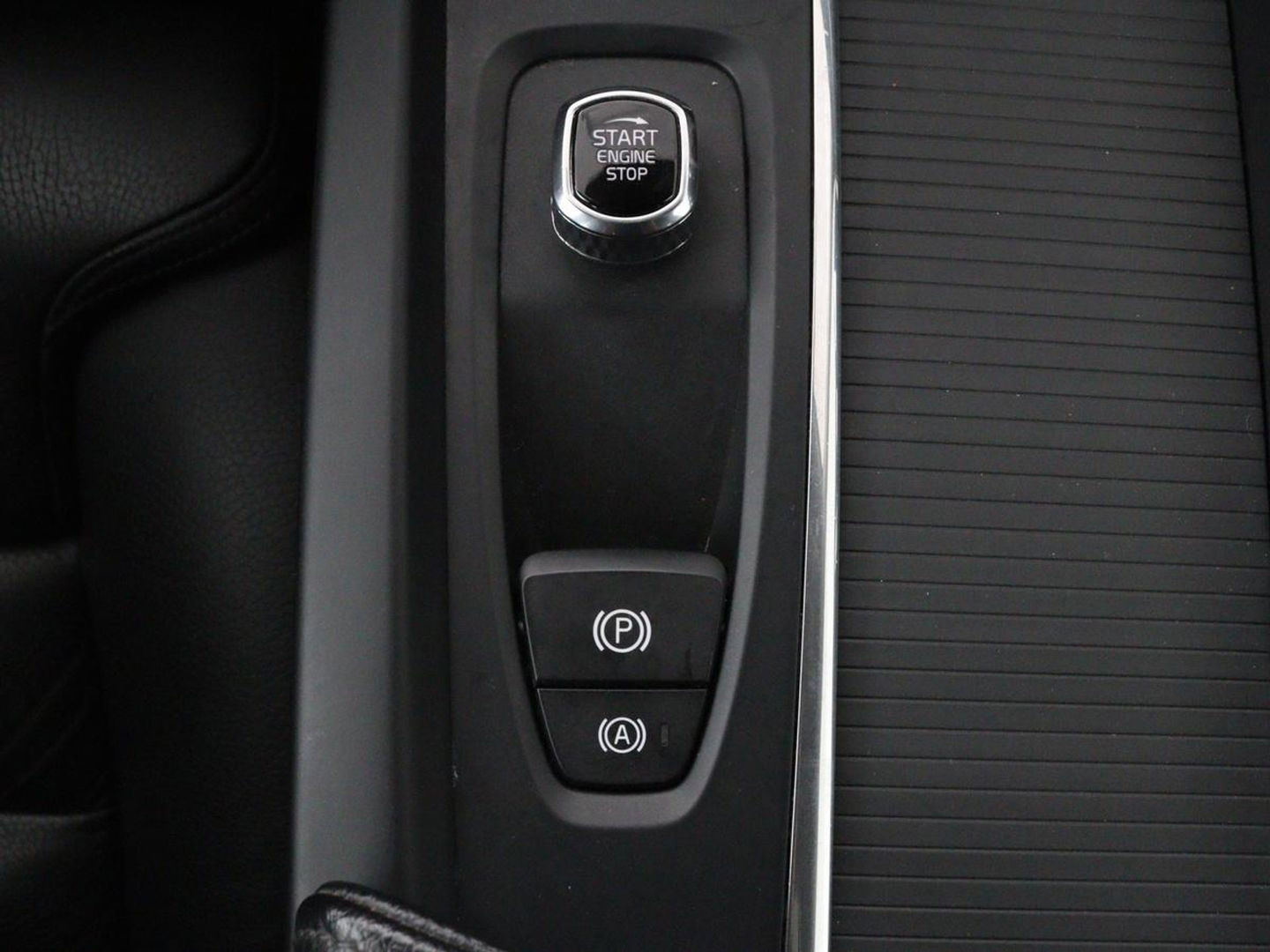 Volvo V60 2.0 D4 Momentum | 1e eigenaar | Panoramadak | Leder | Trekhaak | Stoelverwarming | Carplay | Navigatie | Full LED