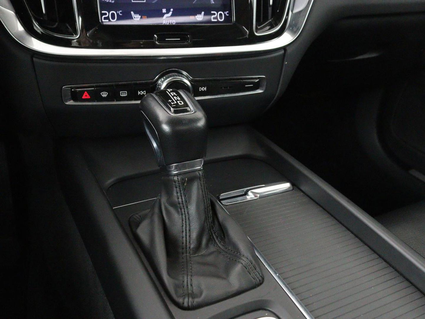 Volvo V60 2.0 D4 Momentum | 1e eigenaar | Panoramadak | Leder | Trekhaak | Stoelverwarming | Carplay | Navigatie | Full LED